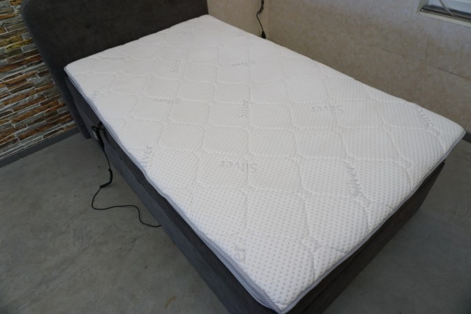 ŁÓŻKO Z ELEKTRYCZNYM STELAŻEM + MATERAC 120x200 CM