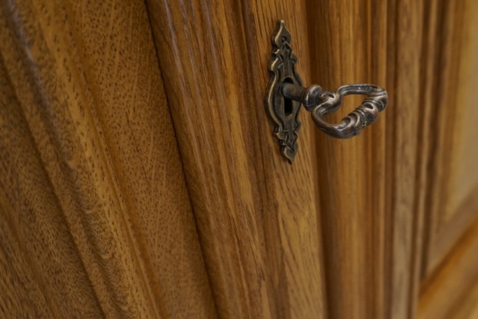 KOMODA DĘBOWA 4 DRZWIOWA SZER. 182 CM