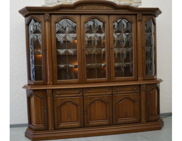 WITRYNA Z KOMODĄ ORZECHOWA PODŚWIETLANA SZER. 232 CM