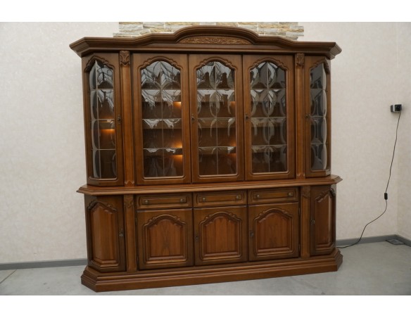 WITRYNA Z KOMODĄ ORZECHOWA PODŚWIETLANA SZER. 232 CM