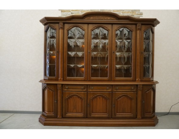 WITRYNA Z KOMODĄ ORZECHOWA PODŚWIETLANA SZER. 232 CM