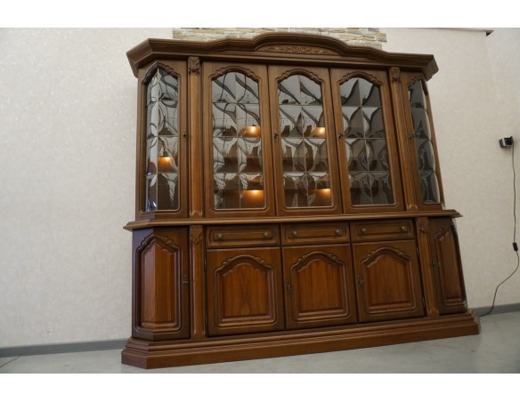 WITRYNA Z KOMODĄ ORZECHOWA PODŚWIETLANA SZER. 232 CM