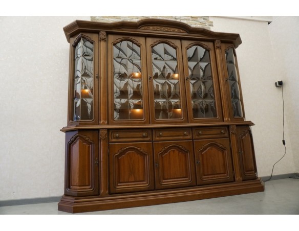 WITRYNA Z KOMODĄ ORZECHOWA PODŚWIETLANA SZER. 232 CM