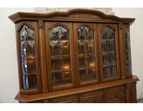 WITRYNA Z KOMODĄ ORZECHOWA PODŚWIETLANA SZER. 232 CM