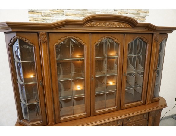 WITRYNA Z KOMODĄ ORZECHOWA PODŚWIETLANA SZER. 232 CM