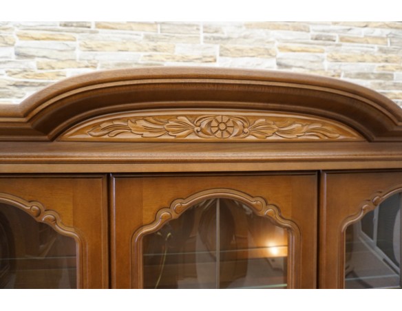 WITRYNA Z KOMODĄ ORZECHOWA PODŚWIETLANA SZER. 232 CM