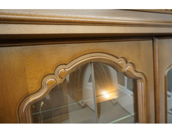 WITRYNA Z KOMODĄ ORZECHOWA PODŚWIETLANA SZER. 232 CM