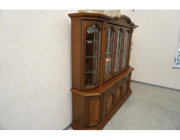 WITRYNA Z KOMODĄ ORZECHOWA PODŚWIETLANA SZER. 232 CM