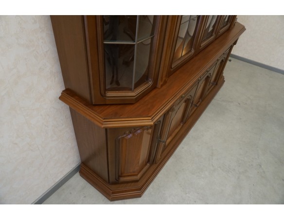 WITRYNA Z KOMODĄ ORZECHOWA PODŚWIETLANA SZER. 232 CM