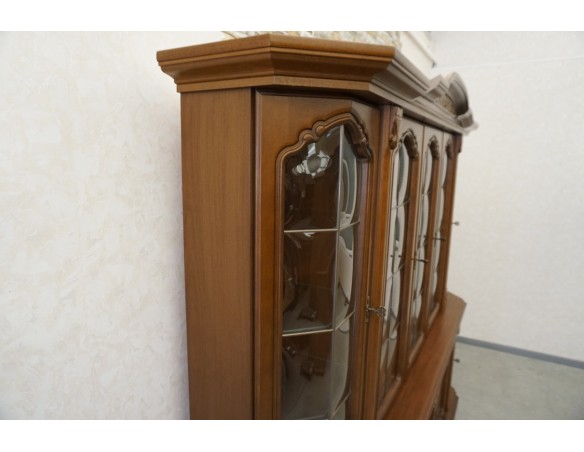 WITRYNA Z KOMODĄ ORZECHOWA PODŚWIETLANA SZER. 232 CM