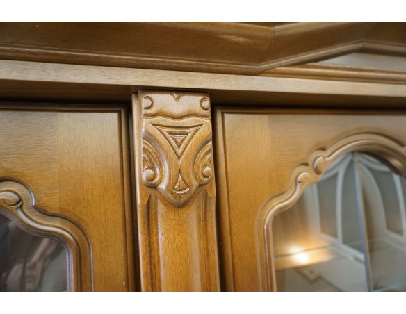 WITRYNA Z KOMODĄ ORZECHOWA PODŚWIETLANA SZER. 232 CM