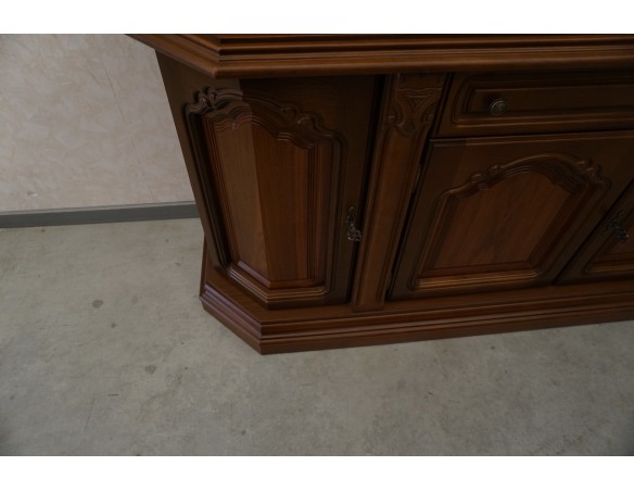 WITRYNA Z KOMODĄ ORZECHOWA PODŚWIETLANA SZER. 232 CM