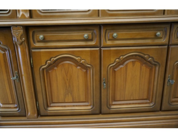 WITRYNA Z KOMODĄ ORZECHOWA PODŚWIETLANA SZER. 232 CM