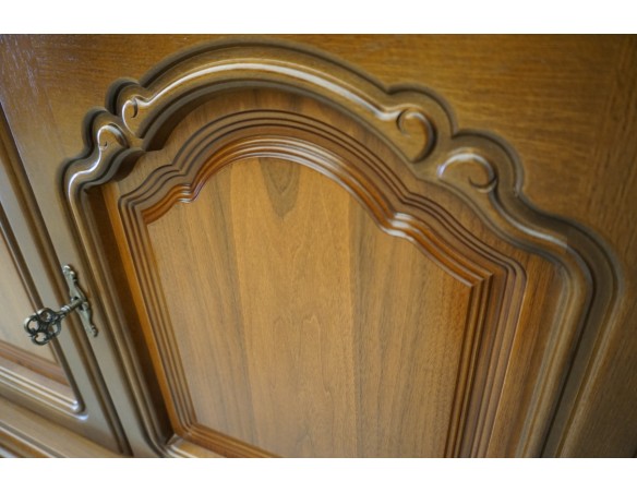 WITRYNA Z KOMODĄ ORZECHOWA PODŚWIETLANA SZER. 232 CM