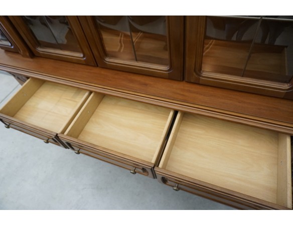 WITRYNA Z KOMODĄ ORZECHOWA PODŚWIETLANA SZER. 232 CM