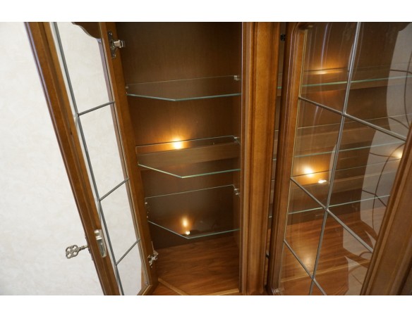 WITRYNA Z KOMODĄ ORZECHOWA PODŚWIETLANA SZER. 232 CM