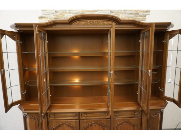 WITRYNA Z KOMODĄ ORZECHOWA PODŚWIETLANA SZER. 232 CM