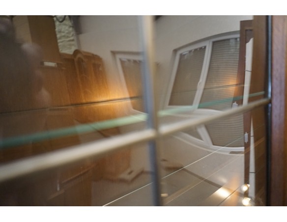 WITRYNA Z KOMODĄ ORZECHOWA PODŚWIETLANA SZER. 232 CM