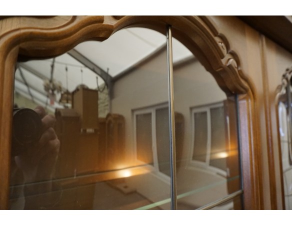 WITRYNA Z KOMODĄ ORZECHOWA PODŚWIETLANA SZER. 232 CM