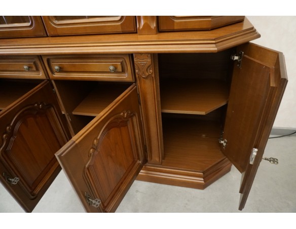 WITRYNA Z KOMODĄ ORZECHOWA PODŚWIETLANA SZER. 232 CM