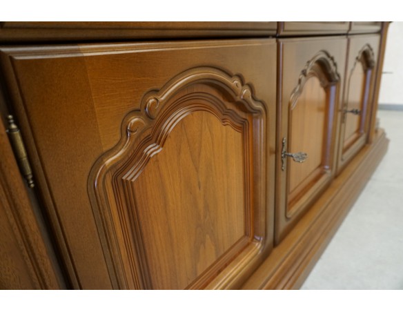 WITRYNA Z KOMODĄ ORZECHOWA PODŚWIETLANA SZER. 232 CM