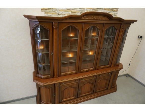 WITRYNA Z KOMODĄ ORZECHOWA PODŚWIETLANA SZER. 232 CM