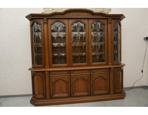 WITRYNA Z KOMODĄ ORZECHOWA PODŚWIETLANA SZER. 232 CM