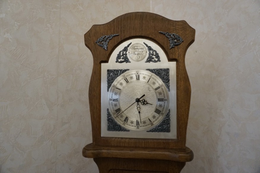 ZEGAR STOJĄCY DĘBOWY NA BATERIE TEMPUS FUGIT SZER. 45 CM