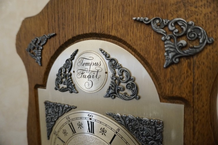 ZEGAR STOJĄCY DĘBOWY NA BATERIE TEMPUS FUGIT...