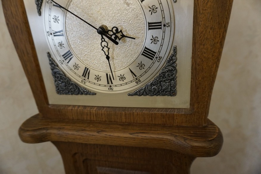 ZEGAR STOJĄCY DĘBOWY NA BATERIE TEMPUS FUGIT SZER. 45 CM