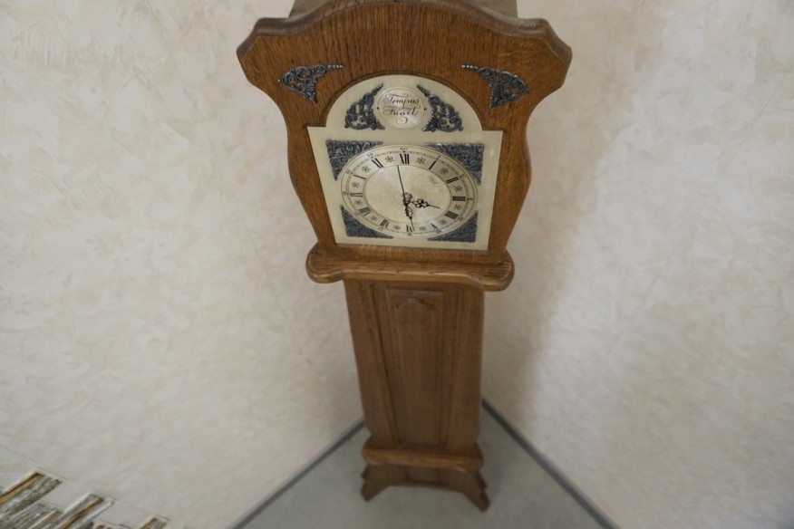ZEGAR STOJĄCY DĘBOWY NA BATERIE TEMPUS FUGIT SZER. 45 CM