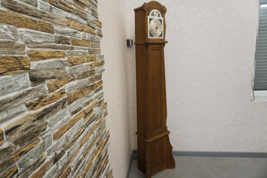 ZEGAR STOJĄCY DĘBOWY NA BATERIE TEMPUS FUGIT SZER. 45 CM
