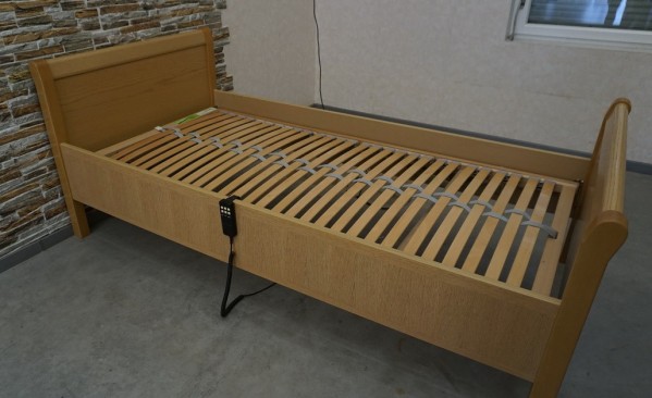 ŁÓŻKO DĘBOWE DLA SENIORA ZE STELAŻEM ELEKTRYCZNYM 100x200 2