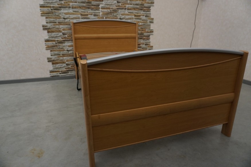 ŁÓŻKO DLA SENIORA OLCHA Z ELEKTRYCZNYM STELAŻEM 100x200