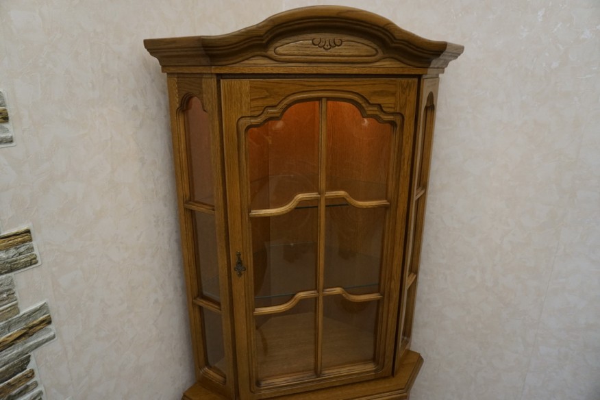 WITRYNA Z KOMODĄ NAROŻNA DĘBOWA 65x65 CM