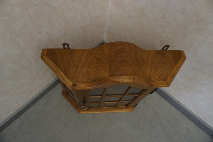 WITRYNKA WISZĄCA MAŁA DĘBOWA SZER. 57 CM