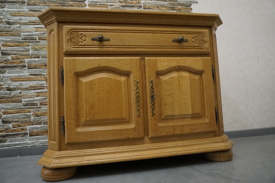 KOMODA RTV Z LITEGO DĘBU RUCHOMY BLAT SZER. 108 CM