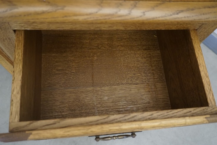 WITRYNA NAROŻNA SERWANTKA Z LITEGO DĘBU 57/57 CM
