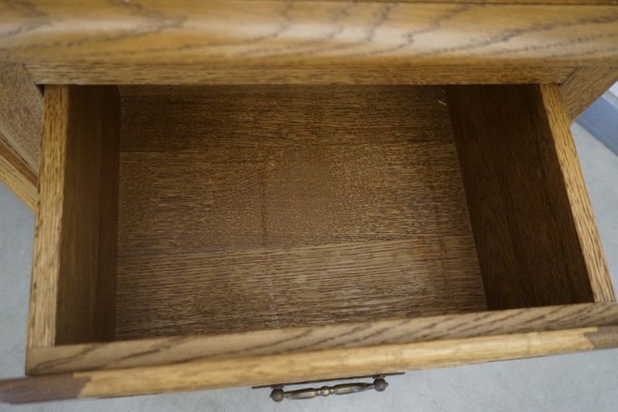 WITRYNA NAROŻNA SERWANTKA Z LITEGO DĘBU 57/57 CM