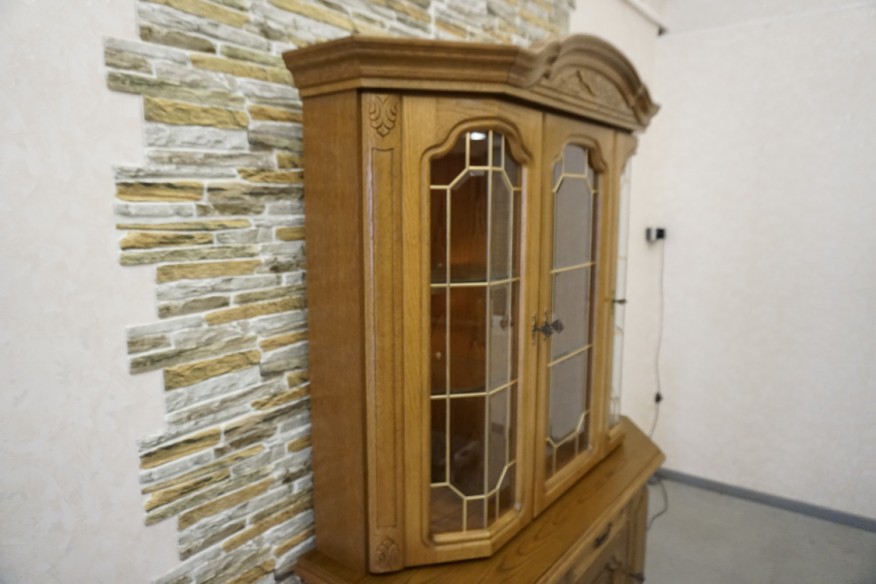 WITRYNA Z KOMODĄ DĘBOWA PODŚWIETLANA SZER. 141 CM