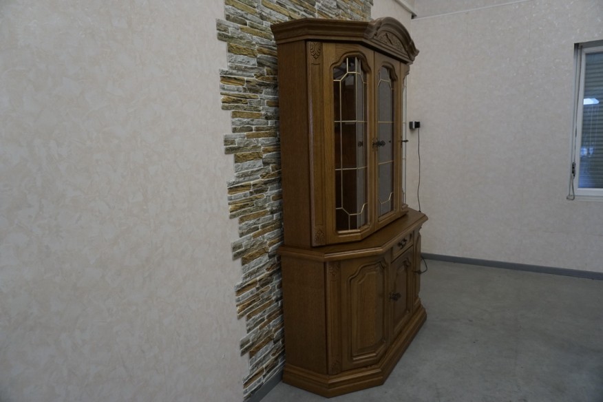 WITRYNA Z KOMODĄ DĘBOWA PODŚWIETLANA SZER. 141 CM