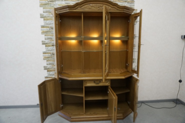 WITRYNA Z KOMODĄ DĘBOWA PODŚWIETLANA SZER. 141 CM