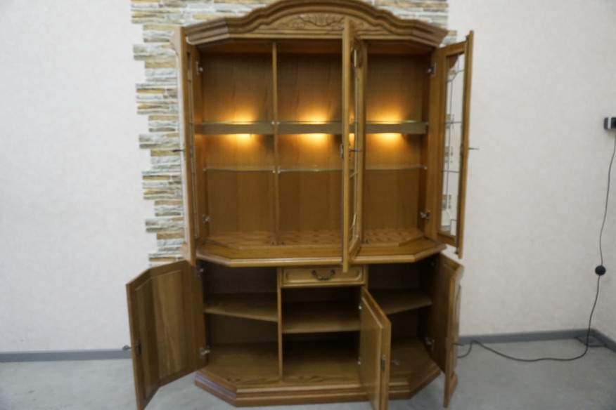 WITRYNA Z KOMODĄ DĘBOWA PODŚWIETLANA SZER. 141 CM