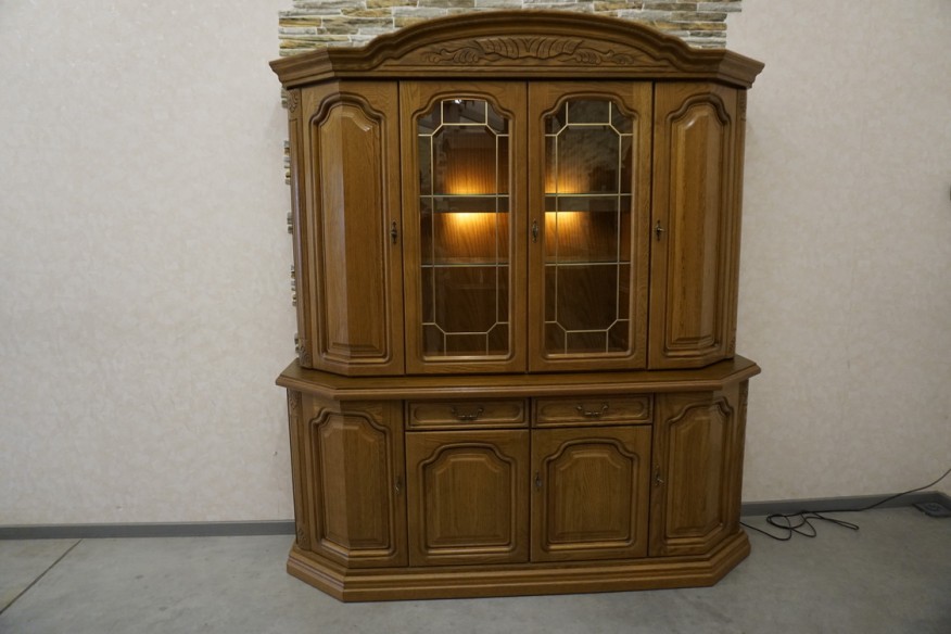 WITRYNA Z KOMODĄ DĘBOWA PODŚWIETLANA SZER. 185 CM