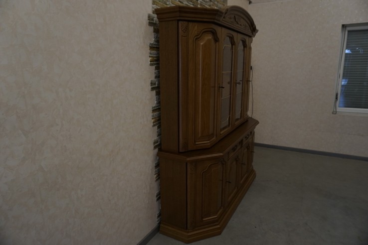WITRYNA Z KOMODĄ DĘBOWA PODŚWIETLANA SZER. 185 CM