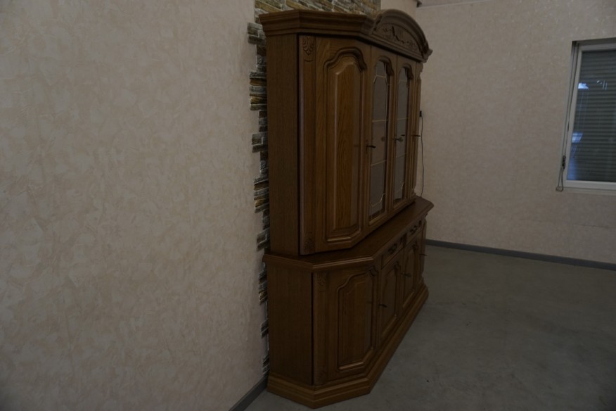 WITRYNA Z KOMODĄ DĘBOWA PODŚWIETLANA SZER. 185 CM