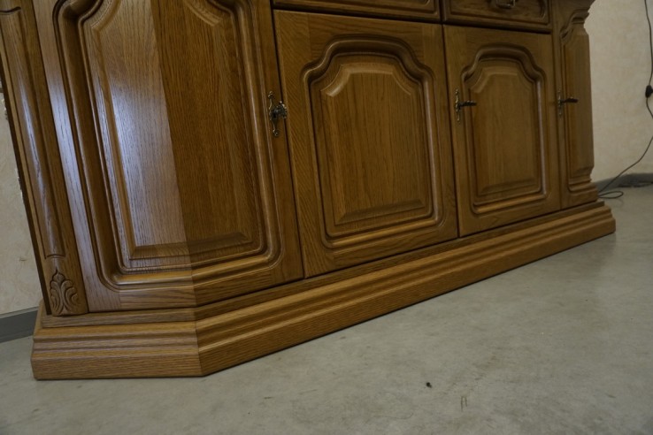 WITRYNA Z KOMODĄ DĘBOWA PODŚWIETLANA SZER. 185 CM