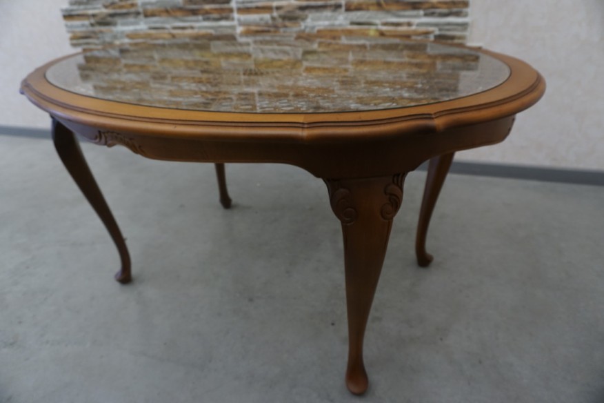 ŁAWA OWALNA CHIPPENDALE Z RAFIĄ SZKLANY BLAT SZER. 118 CM