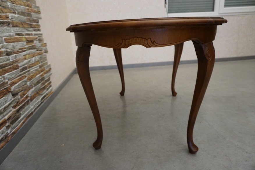 ŁAWA OWALNA CHIPPENDALE Z RAFIĄ SZKLANY BLAT SZER. 118 CM