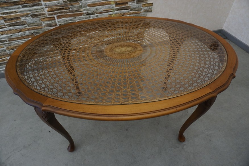 ŁAWA OWALNA CHIPPENDALE Z RAFIĄ SZKLANY BLAT SZER. 118 CM
